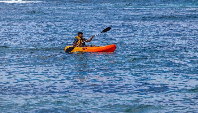 Descarga gratuita Kayak Man Sea: foto o imagen gratuita para editar con el editor de imágenes en línea GIMP