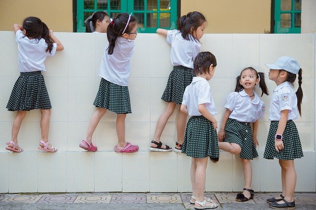 ດາວໂຫລດຟຣີ Kids Students Dress - ຮູບພາບຫຼືຮູບພາບທີ່ບໍ່ເສຍຄ່າເພື່ອແກ້ໄຂດ້ວຍຕົວແກ້ໄຂຮູບພາບອອນໄລນ໌ GIMP