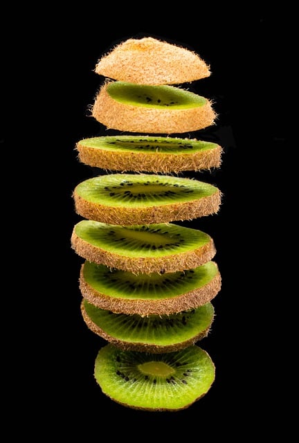 Bezpłatne pobieranie organicznego, pływającego posiłku z kiwi, bezpłatne zdjęcie do edycji za pomocą bezpłatnego edytora obrazów online GIMP
