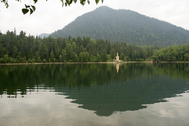 Unduh gratis Lake Emerald Landscape - foto atau gambar gratis untuk diedit dengan editor gambar online GIMP