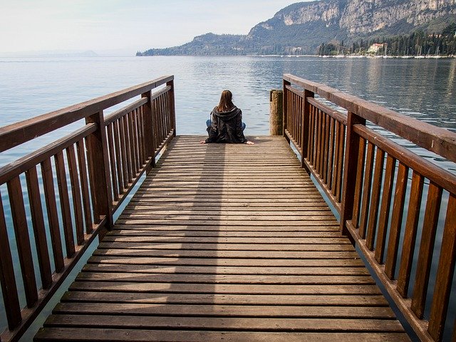 무료 다운로드 Lake Girl Tranquility - 무료 사진 또는 김프 온라인 이미지 편집기로 편집할 수 있는 사진