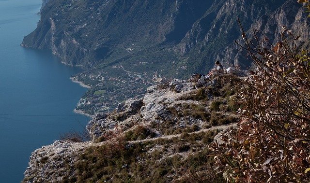 Бесплатно скачайте бесплатный шаблон фотографии Lake Mountain Solitude для редактирования с помощью онлайн-редактора изображений GIMP