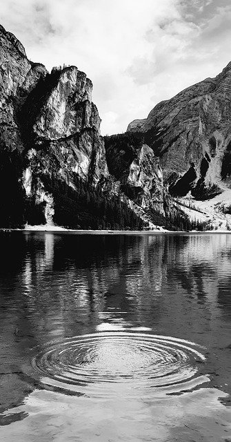 Скачать бесплатно Lake Mountains Water Pragser - бесплатное фото или изображение для редактирования с помощью онлайн-редактора GIMP