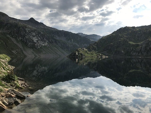 Descarga gratuita Lake Of The Saddle Alpine Route: foto o imagen gratuitas para editar con el editor de imágenes en línea GIMP