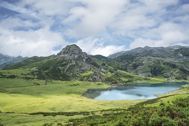 Téléchargement gratuit d'une image gratuite des lacs de la montagne de Covadonga en Espagne à modifier avec l'éditeur d'images en ligne gratuit GIMP