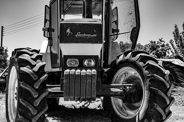 Бесплатная загрузка Lamborghini Tractor Car - бесплатное фото или изображение для редактирования с помощью онлайн-редактора изображений GIMP