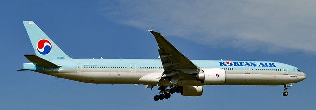 Download gratuito Landing Boeing 777-35Ber - foto o immagine gratuita da modificare con l'editor di immagini online GIMP