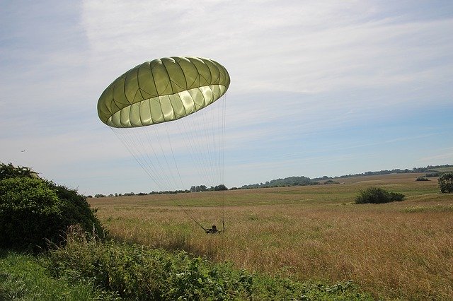 Gratis download Landing Parachutist Parachute - gratis gratis foto of afbeelding om te bewerken met GIMP online afbeeldingseditor