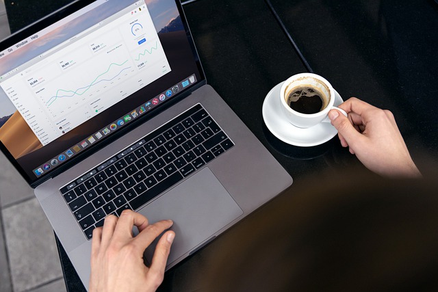 Bezpłatne pobieranie laptopa praca wykres kawy człowiek darmowe zdjęcie do edycji za pomocą bezpłatnego internetowego edytora obrazów GIMP