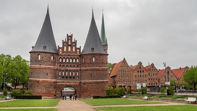 הורדה חינם Lübeck Holsten Gate Architecture - תמונה או תמונה בחינם לעריכה עם עורך התמונות המקוון GIMP