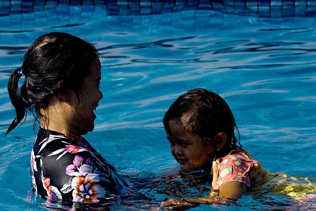 Scarica gratuitamente l'immagine gratuita per l'allenamento del nuoto della madre da modificare con l'editor di immagini online gratuito GIMP