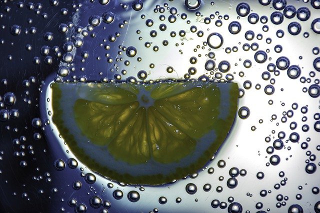 Bezpłatne pobieranie płynnych witamin z cytryną wody świeże darmowe zdjęcie do edycji za pomocą bezpłatnego internetowego edytora obrazów GIMP