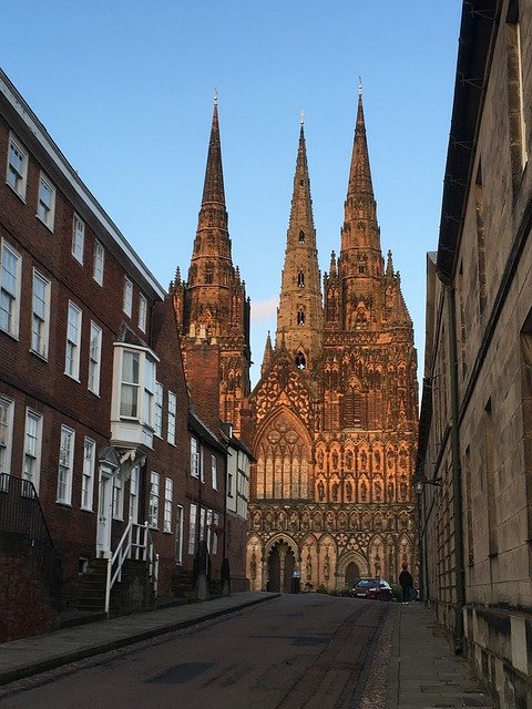 Muat turun percuma Lichfield Cathedral Gothic - foto atau gambar percuma untuk diedit dengan editor imej dalam talian GIMP