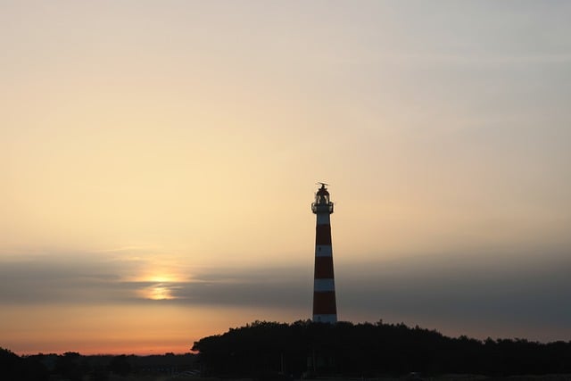 Unduh gratis gambar gratis mercusuar matahari terbit di pantai laut untuk diedit dengan editor gambar online gratis GIMP