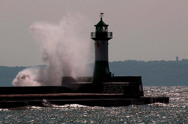 Téléchargement gratuit Lighthouse Wave Sea - photo ou image gratuite à éditer avec l'éditeur d'images en ligne GIMP