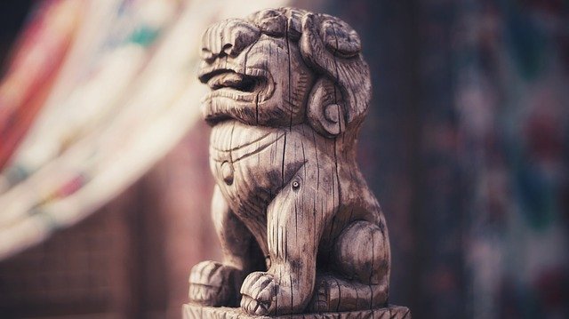 Download gratuito Lion Sculpture Small Town Wood - foto o immagine gratuita da modificare con l'editor di immagini online GIMP