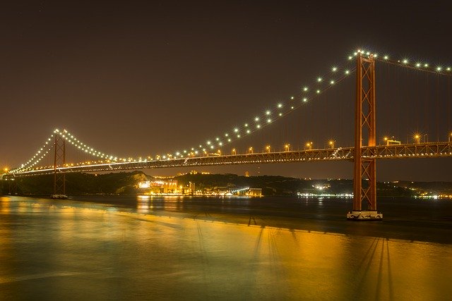 Download gratuito Modello di foto gratuito di architettura del ponte di Lisbona da modificare con l'editor di immagini online di GIMP