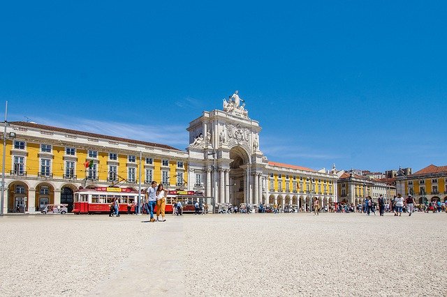 ดาวน์โหลดฟรี Lisbon Yellow Portugal - ภาพถ่ายหรือรูปภาพฟรีที่จะแก้ไขด้วยโปรแกรมแก้ไขรูปภาพออนไลน์ GIMP