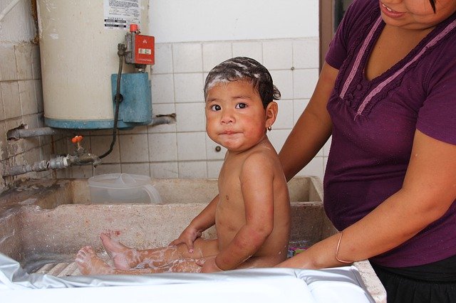 무료 다운로드 Little Child Washing - 무료 사진 또는 GIMP 온라인 이미지 편집기로 편집할 사진