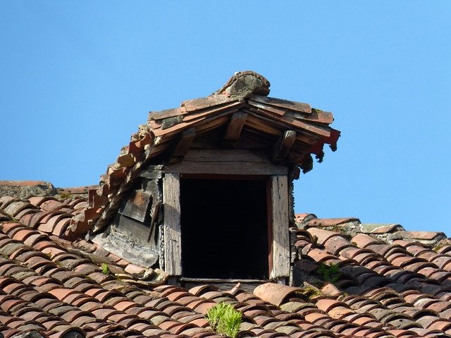 Téléchargement gratuit de Little Window Roof Old - photo ou image gratuite à éditer avec l'éditeur d'images en ligne GIMP