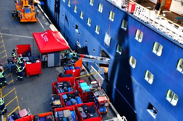 Бесплатная загрузка Loading Baggage To Ship - бесплатное фото или изображение для редактирования с помощью онлайн-редактора изображений GIMP