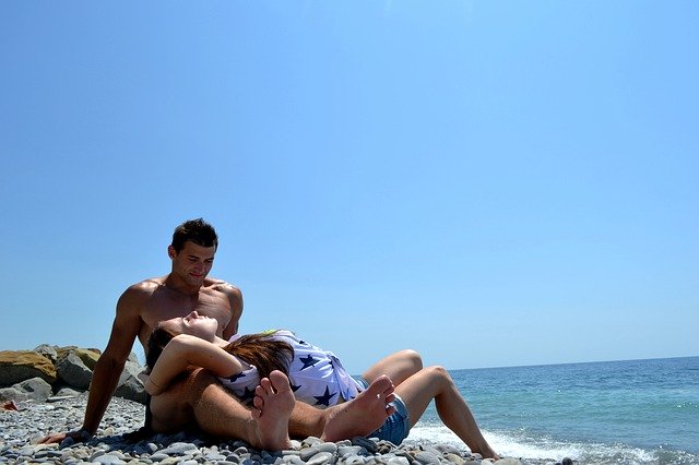Безкоштовно завантажте Love Beach Couple - безкоштовне фото або зображення для редагування за допомогою онлайн-редактора зображень GIMP