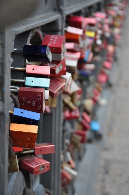 Безкоштовно завантажити Love Locks Bridge Railing Romantic - безкоштовне фото або зображення для редагування за допомогою онлайн-редактора зображень GIMP