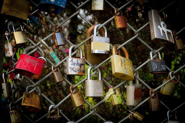 Scarica gratuitamente Love Padlock Romantic: foto o immagine gratuita da modificare con l'editor di immagini online GIMP