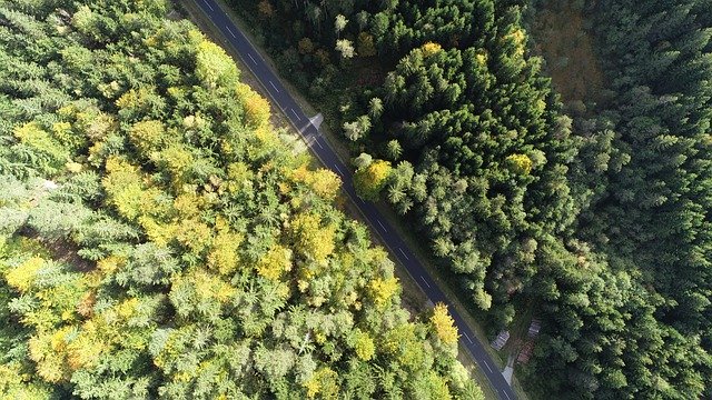 Unduh gratis Luftbildaufnahme Drone Road - foto atau gambar gratis untuk diedit dengan editor gambar online GIMP