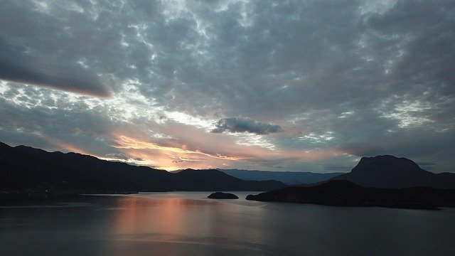 Scarica gratuitamente Lugu Lake China Sunset: foto o immagine gratuita da modificare con l'editor di immagini online GIMP