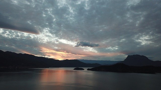 ดาวน์โหลดฟรี Lugu Lake China Sunset - ภาพถ่ายหรือรูปภาพฟรีที่จะแก้ไขด้วยโปรแกรมแก้ไขรูปภาพออนไลน์ GIMP