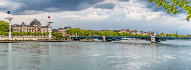 Descarga gratuita Lyon River Bridge: foto o imagen gratuita para editar con el editor de imágenes en línea GIMP