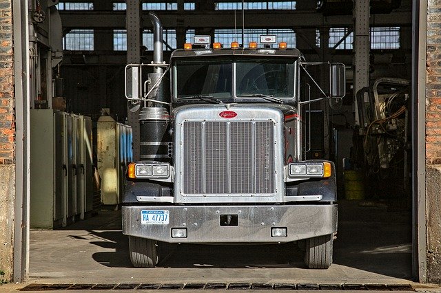 무료 다운로드 Mac Truck Garage - 무료 사진 또는 GIMP 온라인 이미지 편집기로 편집할 수 있는 사진