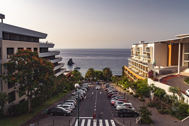 Бесплатно скачать Madeira Hotels Cars — бесплатную фотографию или картинку для редактирования с помощью онлайн-редактора изображений GIMP