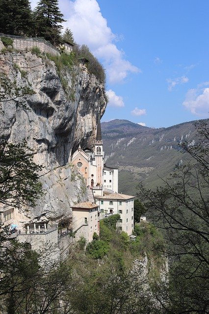 Download gratuito Madonna Della Corona Garda Italia - foto o immagine gratis da modificare con l'editor di immagini online di GIMP