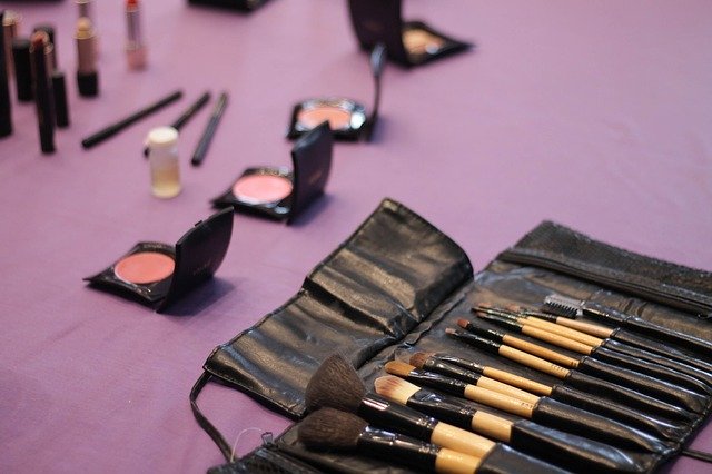 Gratis download Make Up Brush Cosmetics - gratis foto of afbeelding om te bewerken met GIMP online afbeeldingseditor