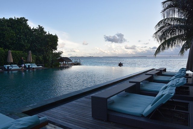 Безкоштовно завантажте Maldives Resort Beach Pool - безкоштовну фотографію або зображення для редагування за допомогою онлайн-редактора зображень GIMP