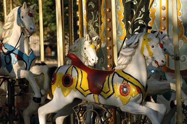 Téléchargement gratuit de Manege Horses Wood - photo ou image gratuite à éditer avec l'éditeur d'images en ligne GIMP