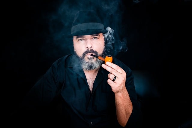 GIMPで編集できる無料オンライン画像エディターで編集できる男性フェドーラ帽喫煙無料画像を無料ダウンロード