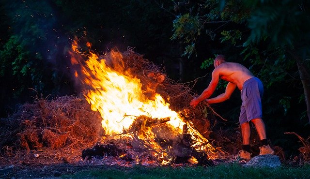 Unduh gratis Man Makes Fire Attends - foto atau gambar gratis untuk diedit dengan editor gambar online GIMP