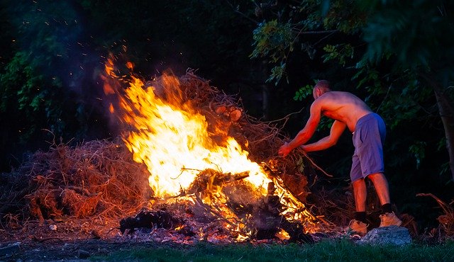 Muat turun percuma Man Makes Fire Attends - foto atau gambar percuma untuk diedit dengan editor imej dalam talian GIMP