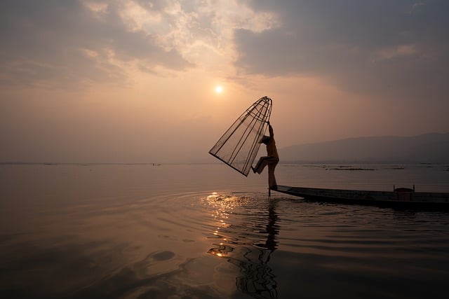 Бесплатно скачать человек река лодка рыбалка рыбак бесплатно изображение для редактирования с помощью бесплатного онлайн-редактора изображений GIMP