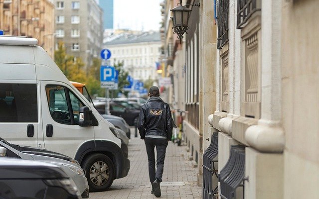 Kostenloser Download Mann Bürgersteig Straße geparkte Autos Kostenloses Bild, das mit dem kostenlosen Online-Bildeditor GIMP bearbeitet werden kann