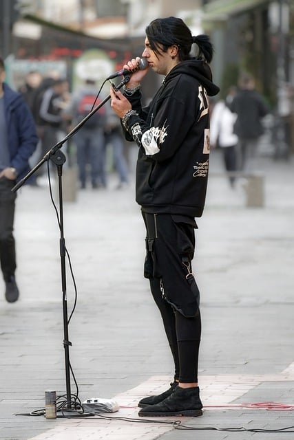 تنزيل مجاني لصورة رجل يغني بصوت الميكروفون المجاني ليتم تحريرها باستخدام محرر الصور المجاني على الإنترنت من GIMP
