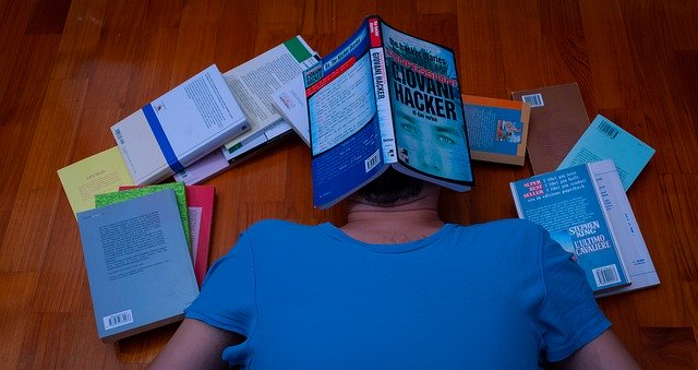 تنزيل Man Tired Books Person - صورة مجانية أو صورة يتم تحريرها باستخدام محرر الصور عبر الإنترنت GIMP