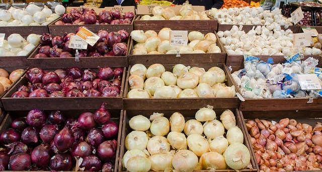 Descarga gratuita Market Onions Vegetables: foto o imagen gratuita para editar con el editor de imágenes en línea GIMP