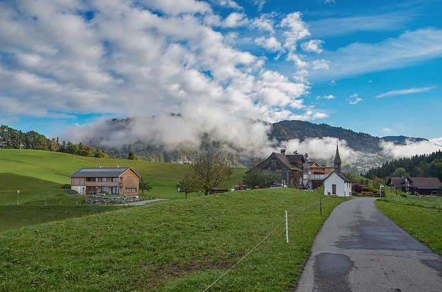 Gratis download Meadow Clouds Landscape gratis fotosjabloon om te bewerken met GIMP online afbeeldingseditor