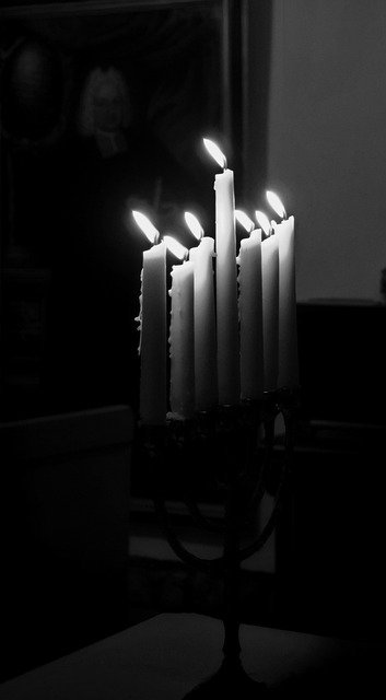 Descarga gratis Mennorah Judaism Monochrome: foto o imagen gratuita para editar con el editor de imágenes en línea GIMP