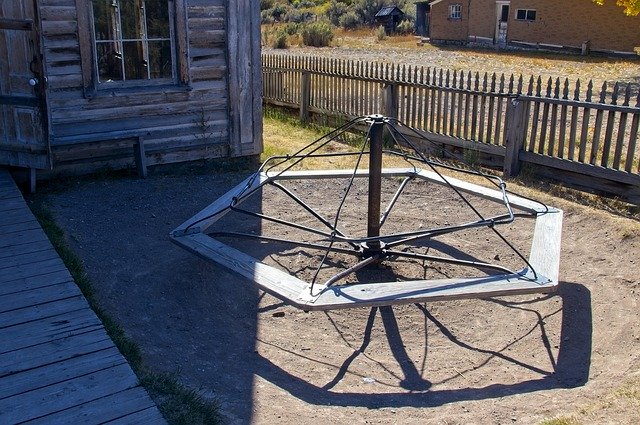 Muat turun percuma Merry Go Round At Bannack School templat foto percuma untuk diedit dengan editor imej dalam talian GIMP