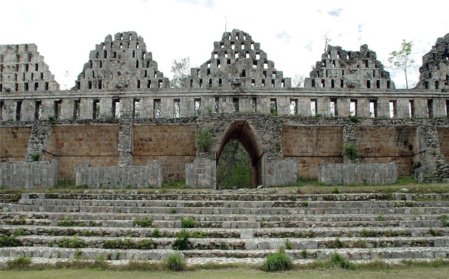 Descarga gratis la imagen del templo maya de uxmal de méxico para editar con el editor de imágenes en línea gratuito GIMP
